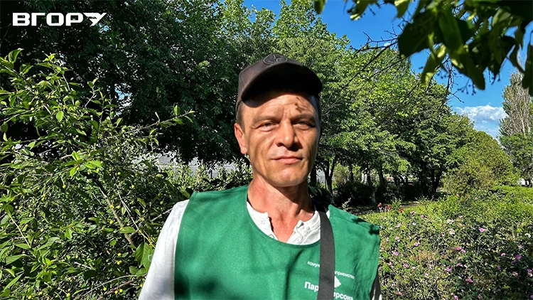 Працівник КП "Парки Херсона" Олександр. Фото Олени Гнітецької  / "Вгору"