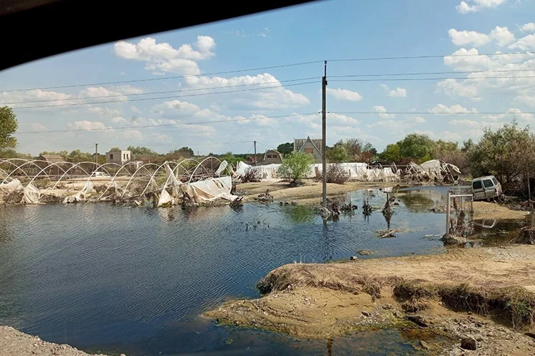 Зруйновані водою теплиці поблизу Олешок. Фото з соціальних мереж