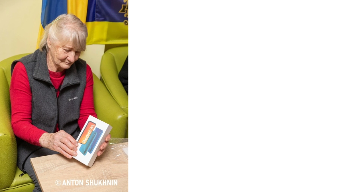 Перша партія смартфонів для найстарших мешканців шелтерів