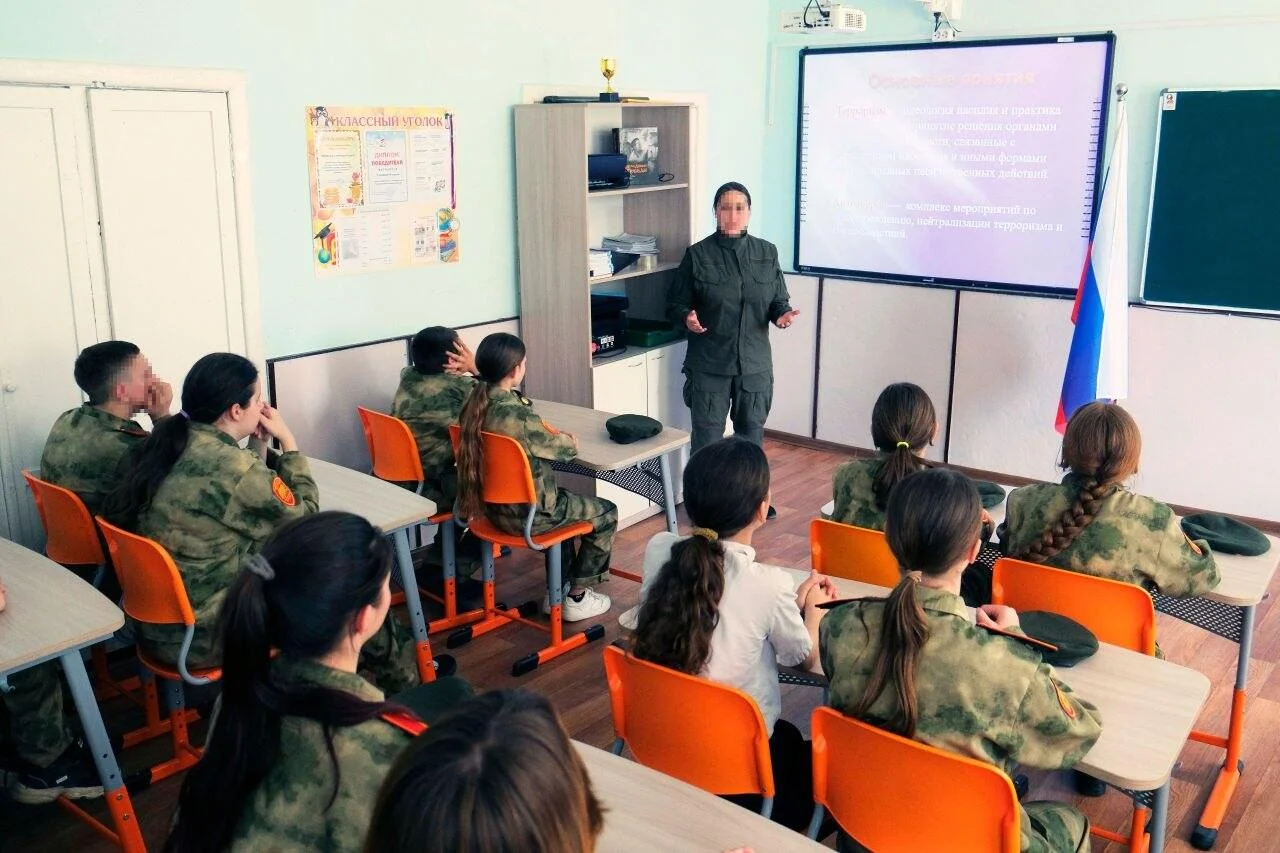 Представники Росгвардії проводять уроки для старшокласників у Чаплинському та Каланчацькому округах на окупованій Херсонщині