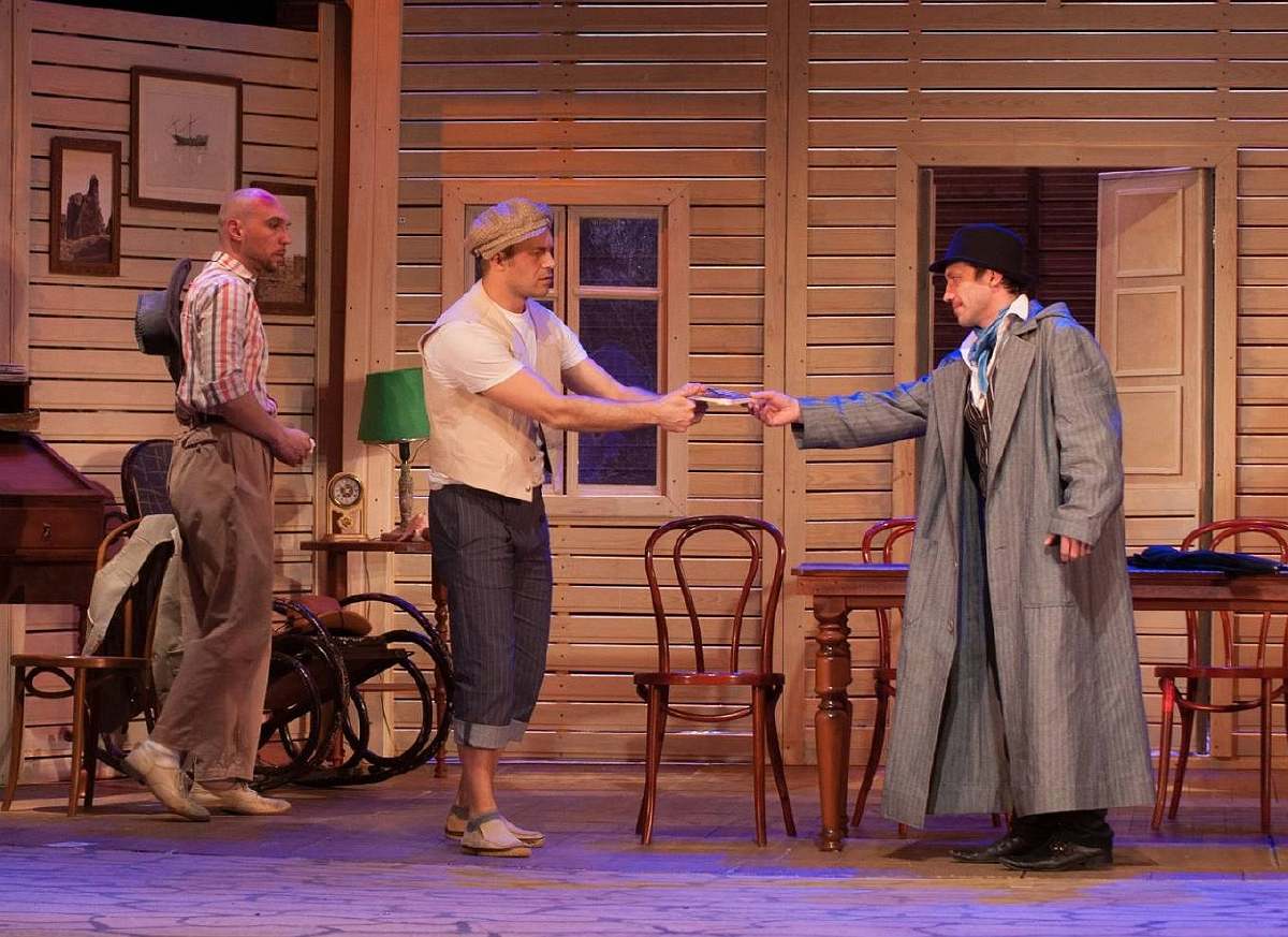 Сергій Кияшко, Сергій Михайловський та Олександр Мельник у виставі «Продавець дощу»