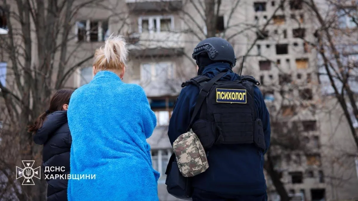 Психолог проводить онлайн-консультацію для людини під час стресової події.Психолог проводить онлайн-консультацію для людини під час стресової події.