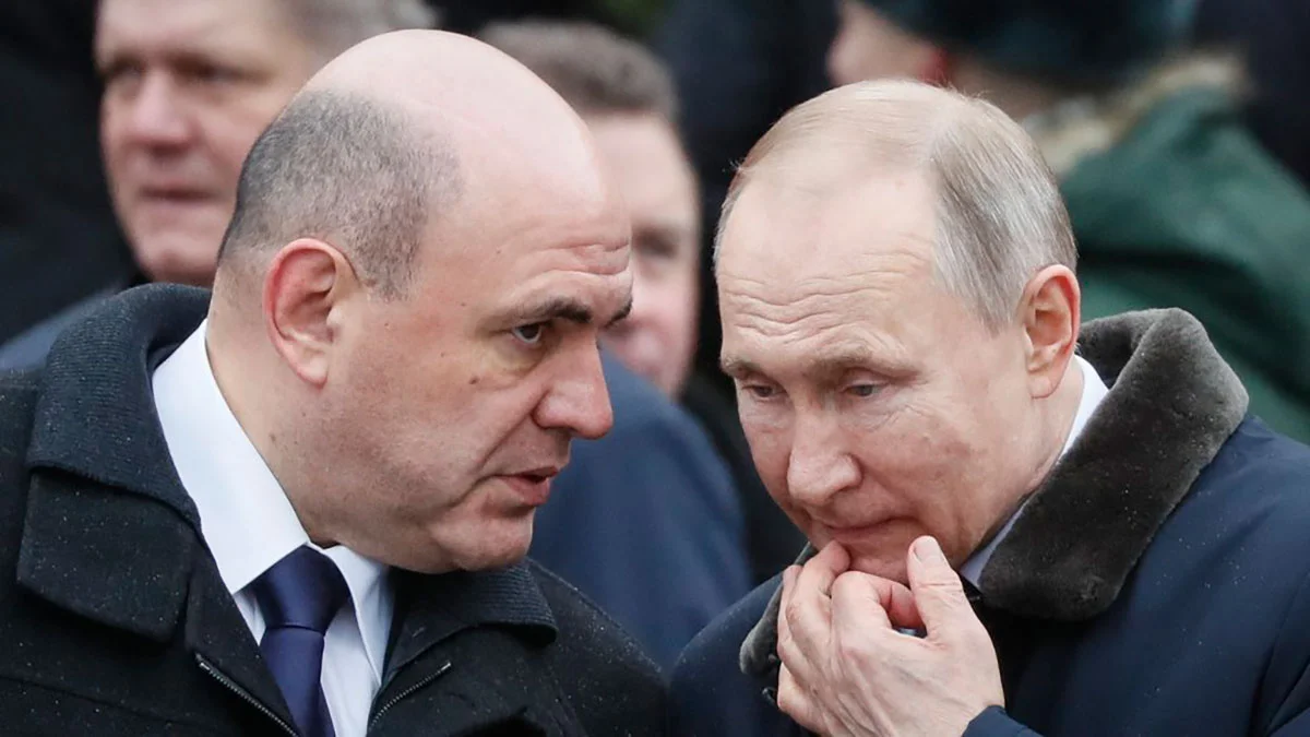 Очільник Кремля Володимир Путін та голова його уряду Михайло Мішустін