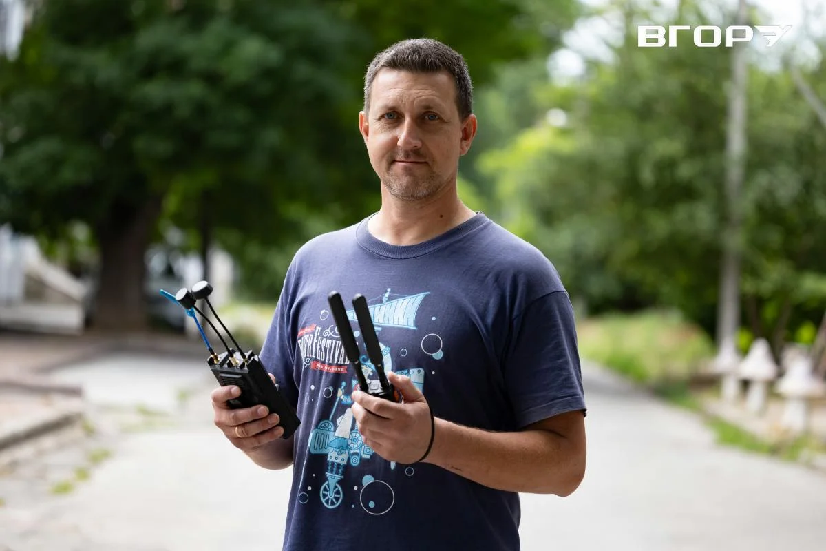 Сергій Пихтін з аналізаторами дронів, які використовують співробітники &ldquo;Київстар&rdquo;