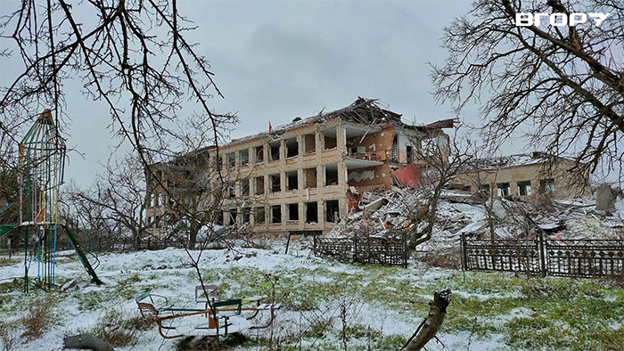 Зруйновані обстрілами військ РФ будівлі школи у Посад-Покровському, грудень 2022 року. Фото Олени Гнітецької / ”Вгору”