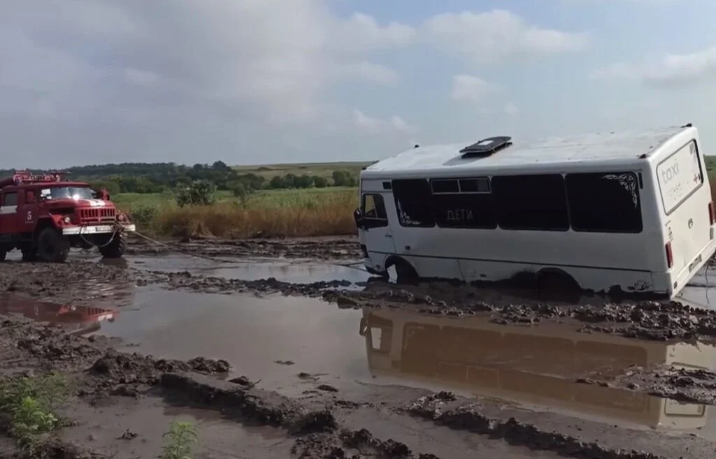 Стан дороги в районі фронтової Василівки у 2022 році