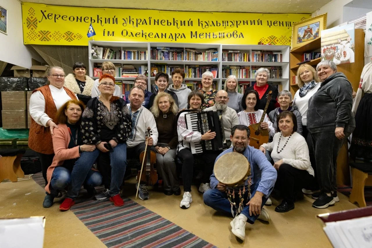 Під звуки музики та обстрілів. Як херсонці танцювали та спілкувалися в укритті