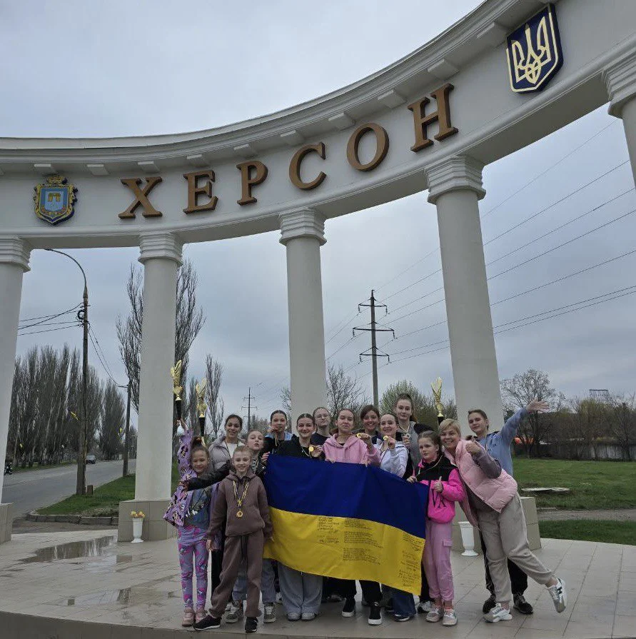 Танцювальний колектив разом із Тетяною Маєвською після деокупації Херсона