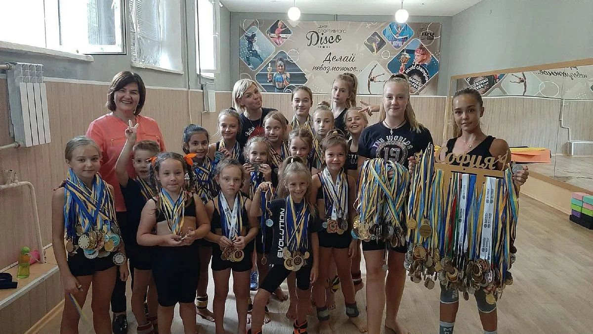 Танцювальний колектив у тренувальному залі до війни