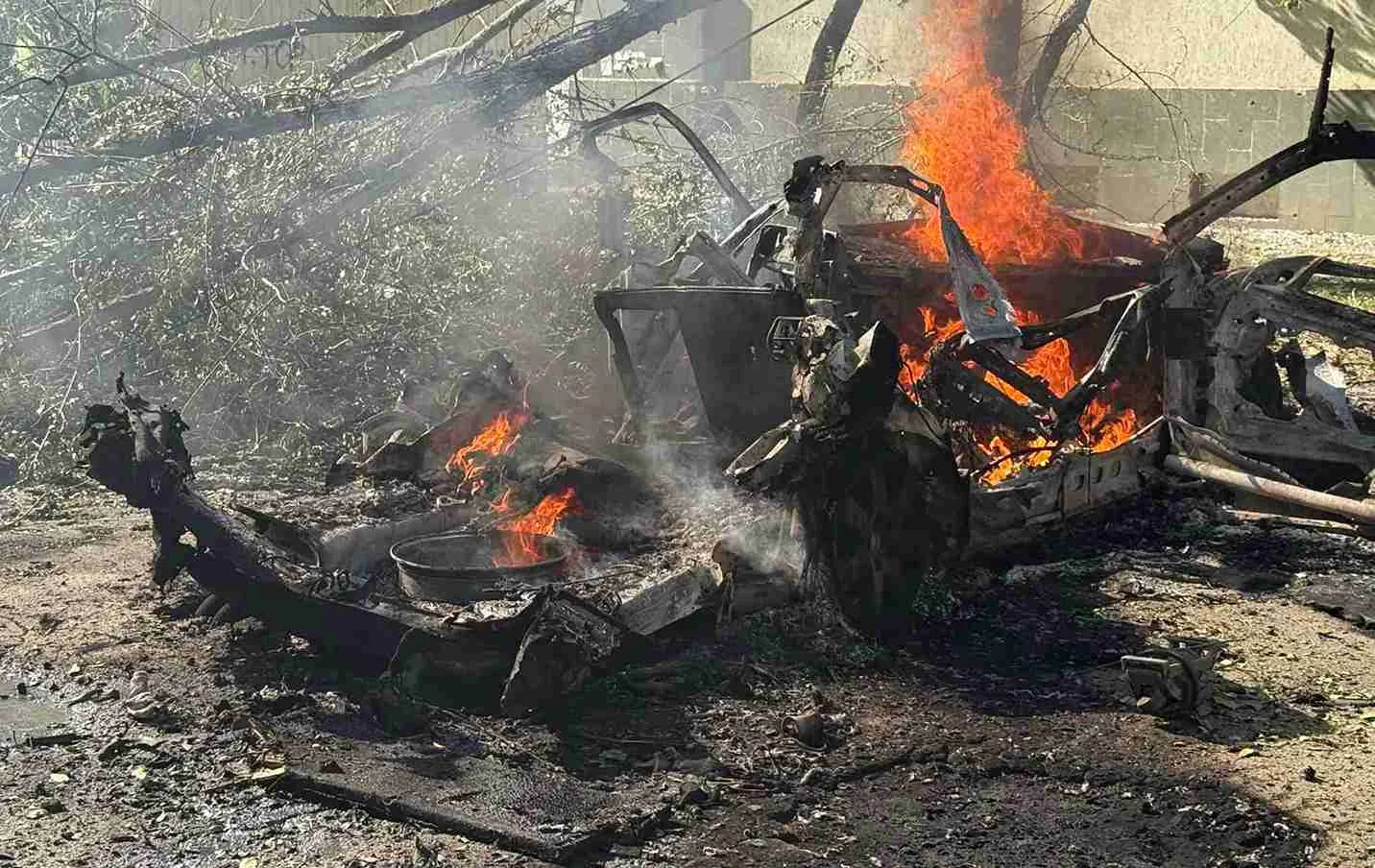 Цивільна автівка у Херсоні після дронової атаки РФ