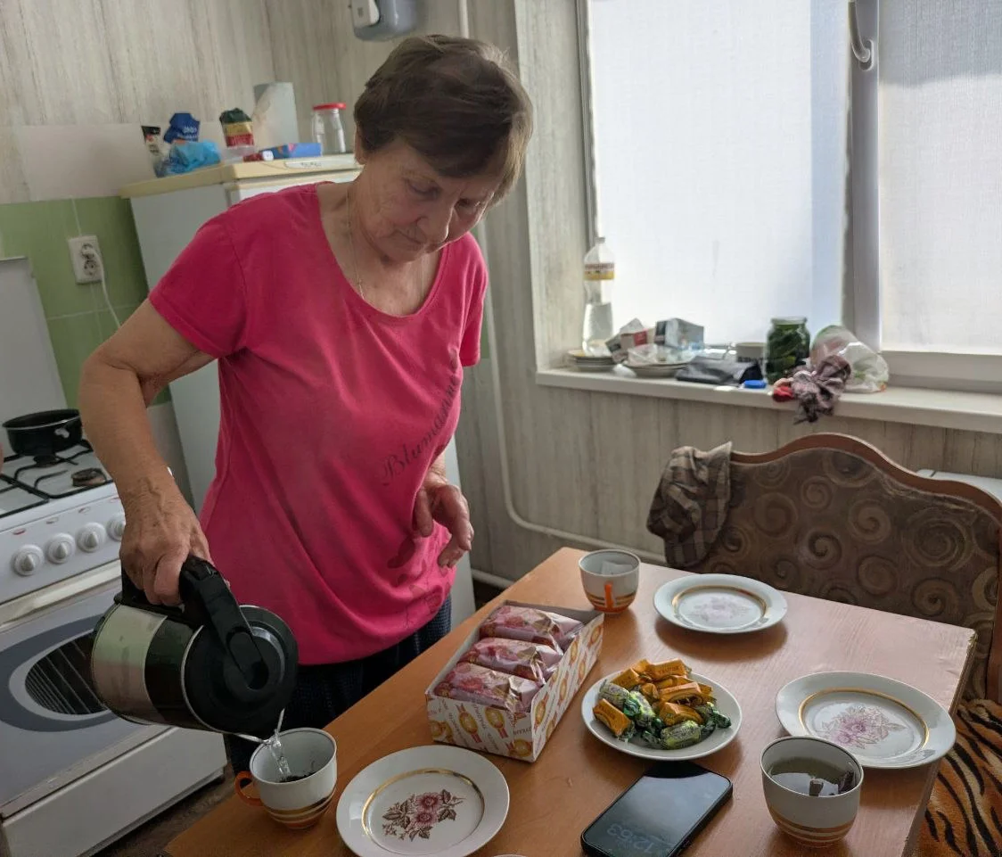Людмила Березка готує чай