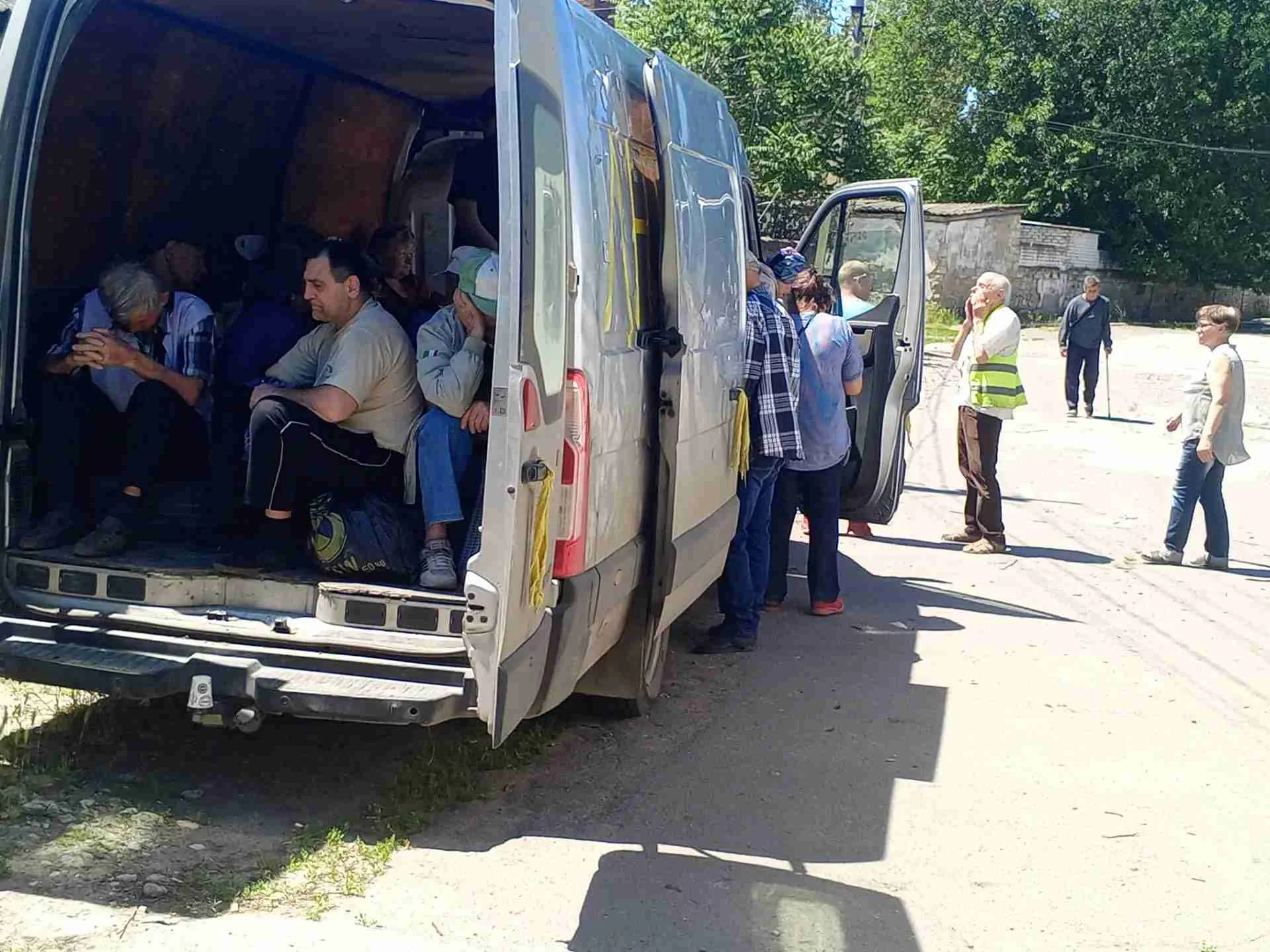 Волонтери допомагають мешканцям тимчасово окупованих Олешок виїхати. Фото: Ксенія Архіпова