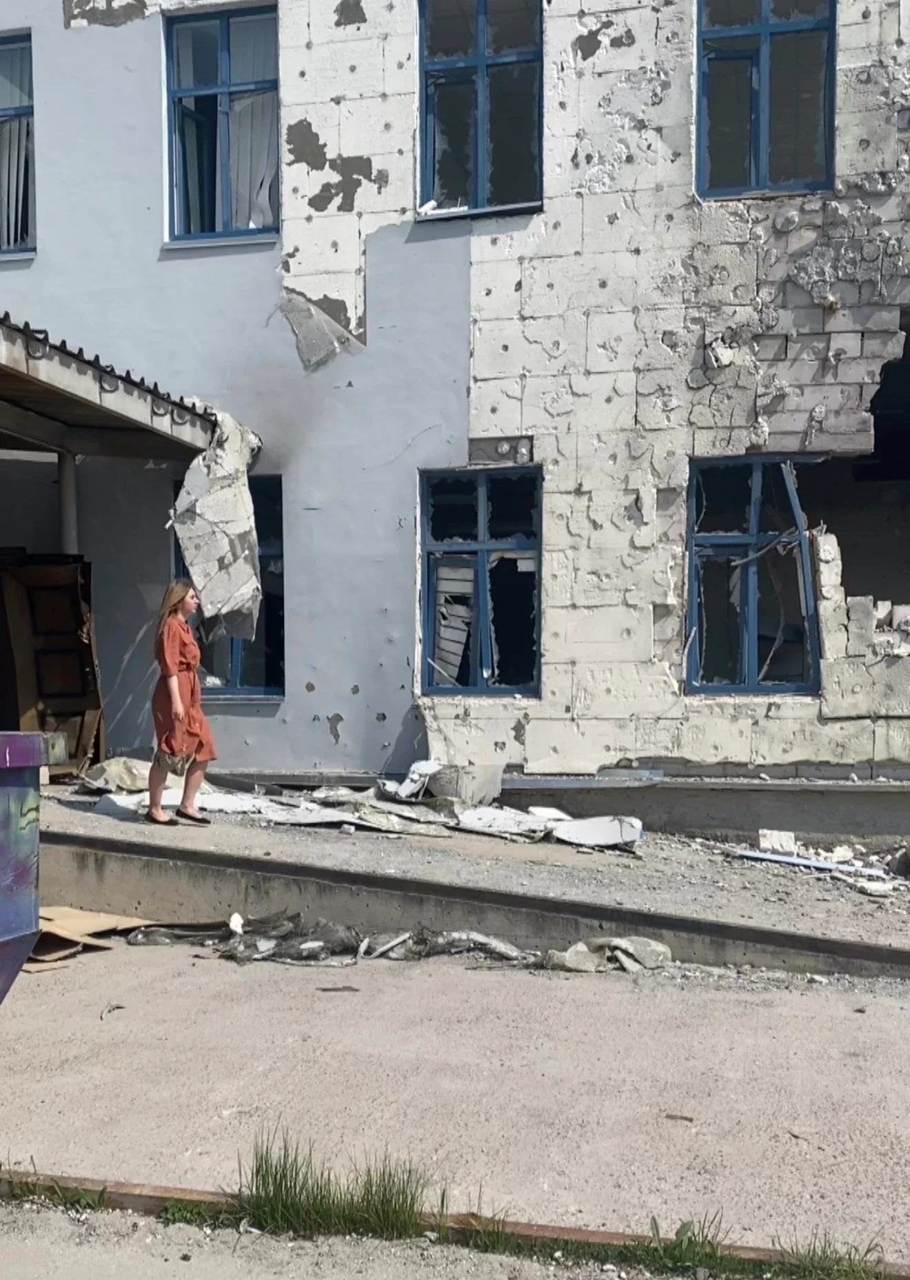 Йоша на території пошкодженого виробництва кави після російських обстрілів