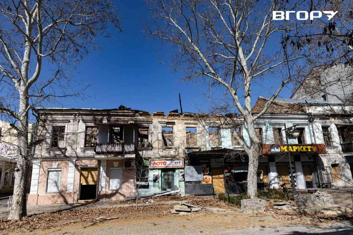 Зруйнована будівля в "червоній зоні" Херсона