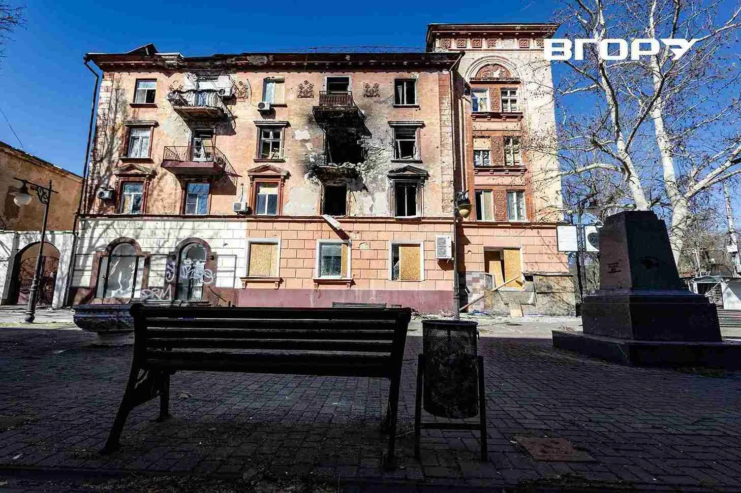 Зруйновані будинки через російські обстріли у центрі Херсона