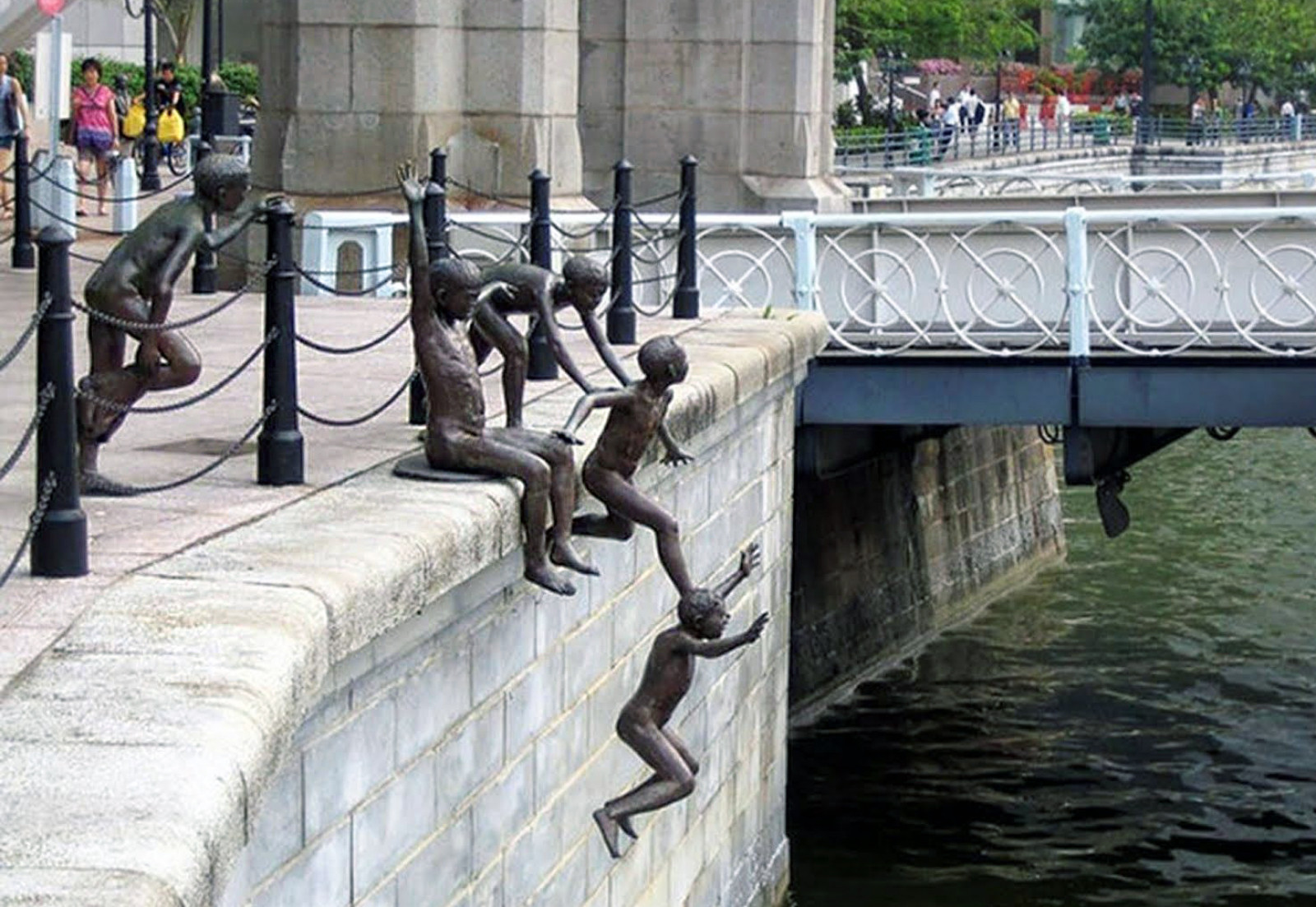 Почему люди создают необычные памятники. Люди у реки Сингапур скульптура. Люди у реки, Сингапур - Чонг фах Чонг (chong Fah Cheong). Необычные памятники.