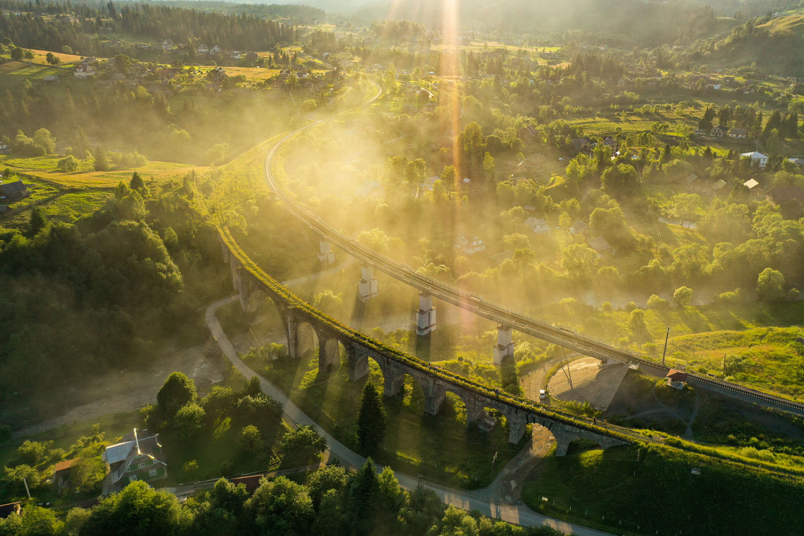 Віадук у Ворохті — кам’яний залізничний міст через річку Прут, побудований у 1895 році. З 2000 року не використовується для поїздок, заради його збереження поряд зведено міст-дублер. Фото: Богдан Сусол