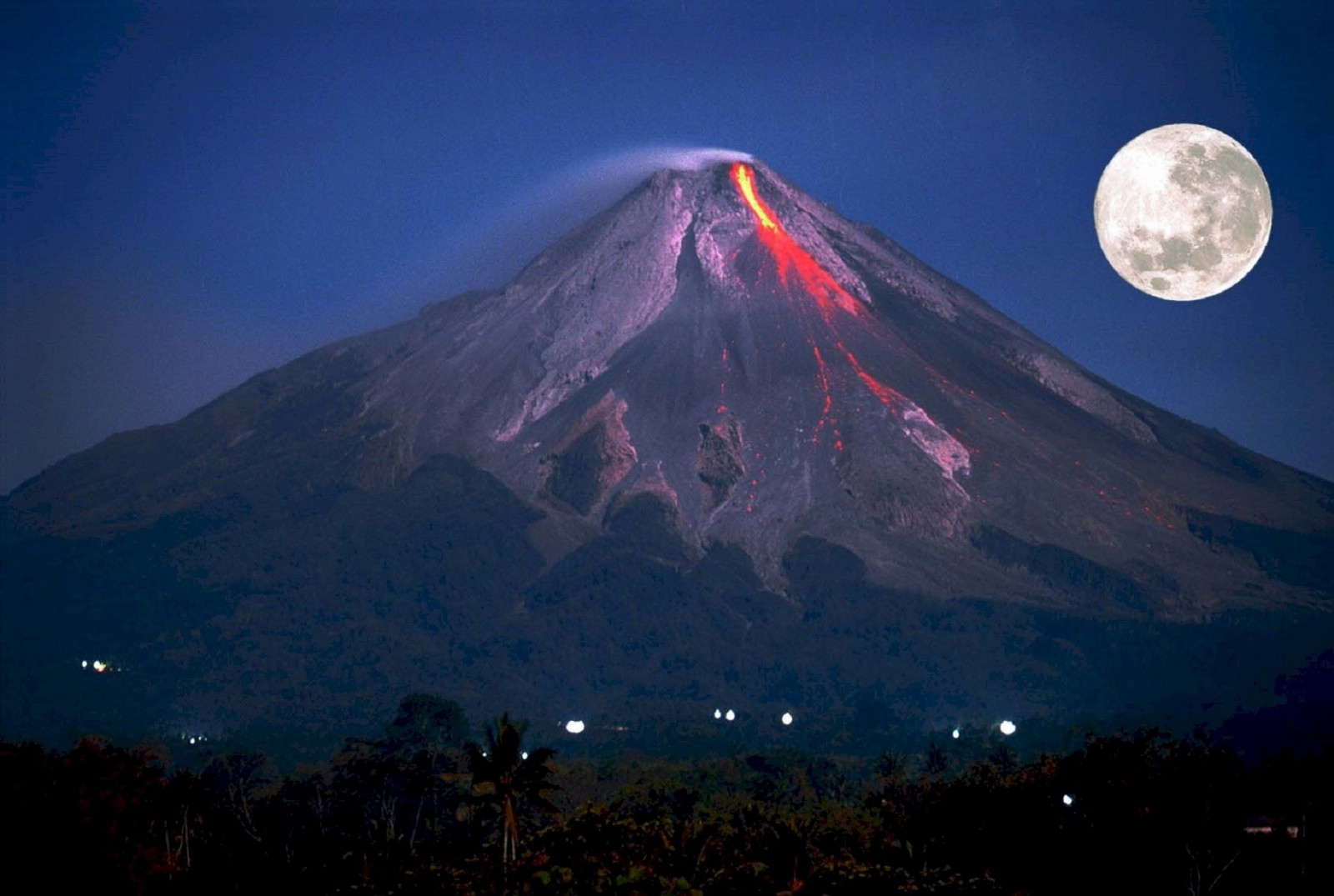 Вогняна гора, Індонезія. Діючий вулкан, вивергався вже близько сотні раз. Стовпи попелу над Вогняною горою підіймаються на висоту до 3000 м. Останнє значуще виверження було зафіксовано у 2014 році, тоді загинуло близько двох десятків місцевих жителів.