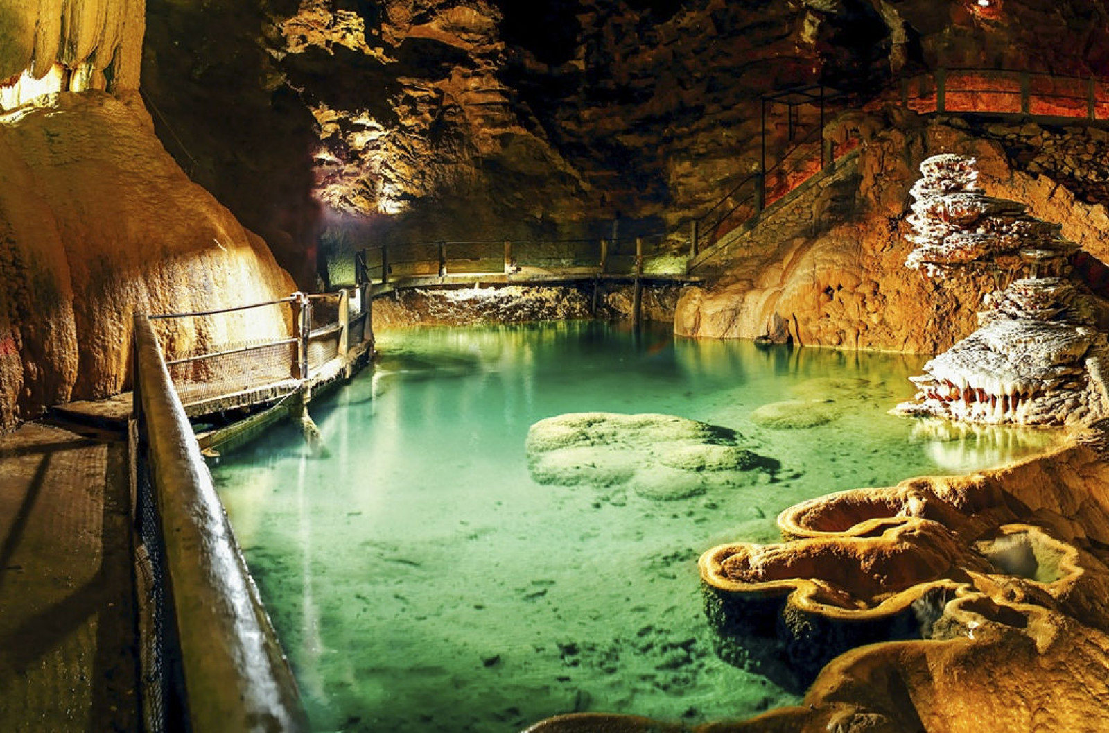 Гуфрій-Берже, "печера мертвих", Франція. При глибині печери трохи більше ніж 1200 м спуск сюди займає не менш як добу. Внизу знаходяться напівзатоплене озеро і скельні лабіринти. Проблема в тому, що при сильних дощах печера затоплюється.