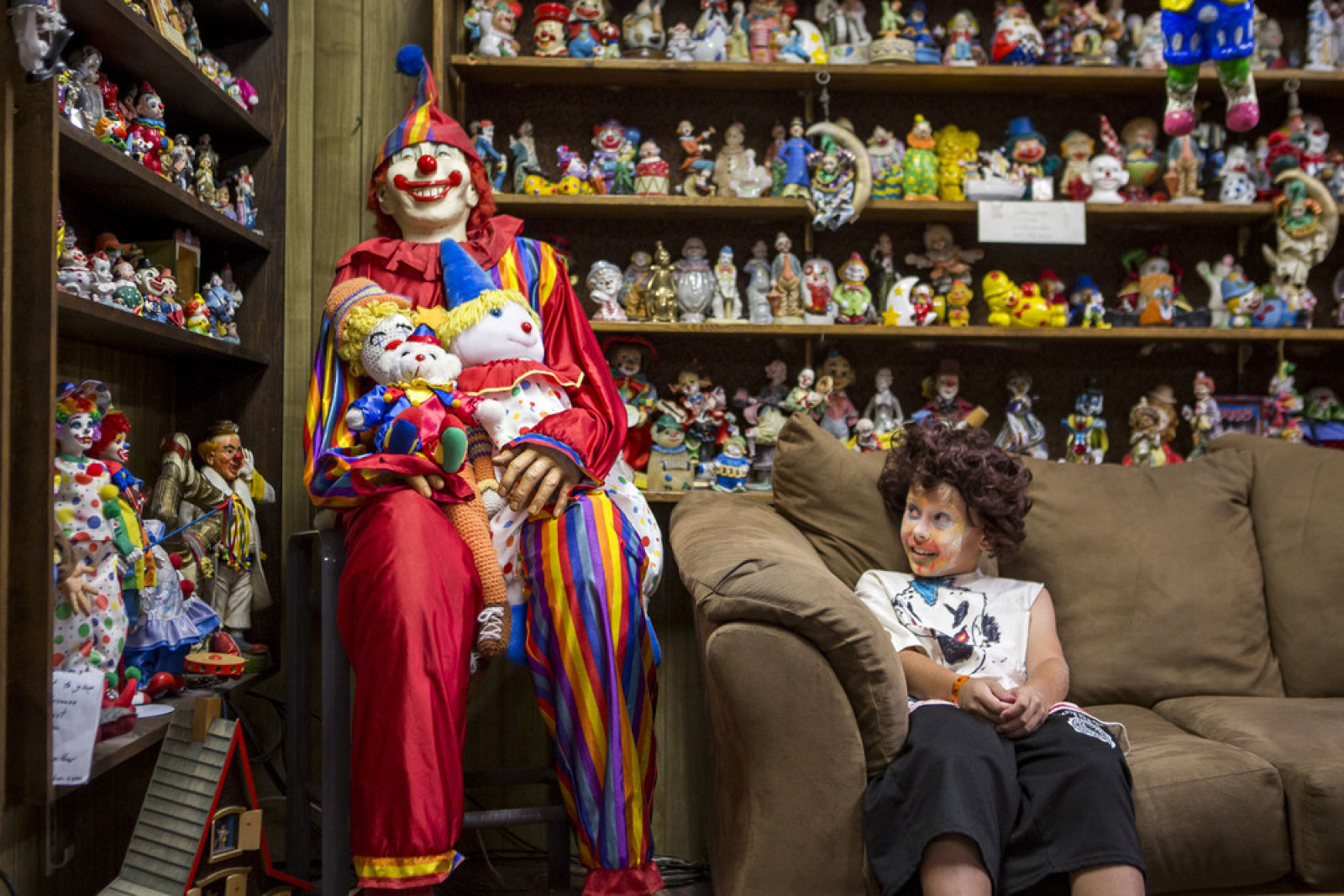 9-річний Kai James в фоє Мотелю страшних клоунів (Clown Motel) в місті Тонопа, США 25 липня 2017 року. (Photo by Patrick Connolly)