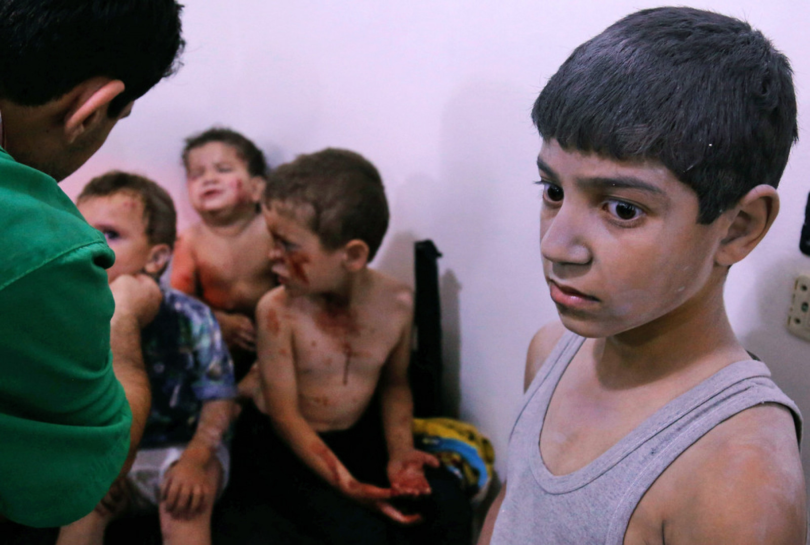 Сирійські діти в імпровізованому госпіталі після обстрілу повстанців в місті Арбін, Сирія, 24 липня. (Photo by Abdulmonam Eassa / AFP Photo)