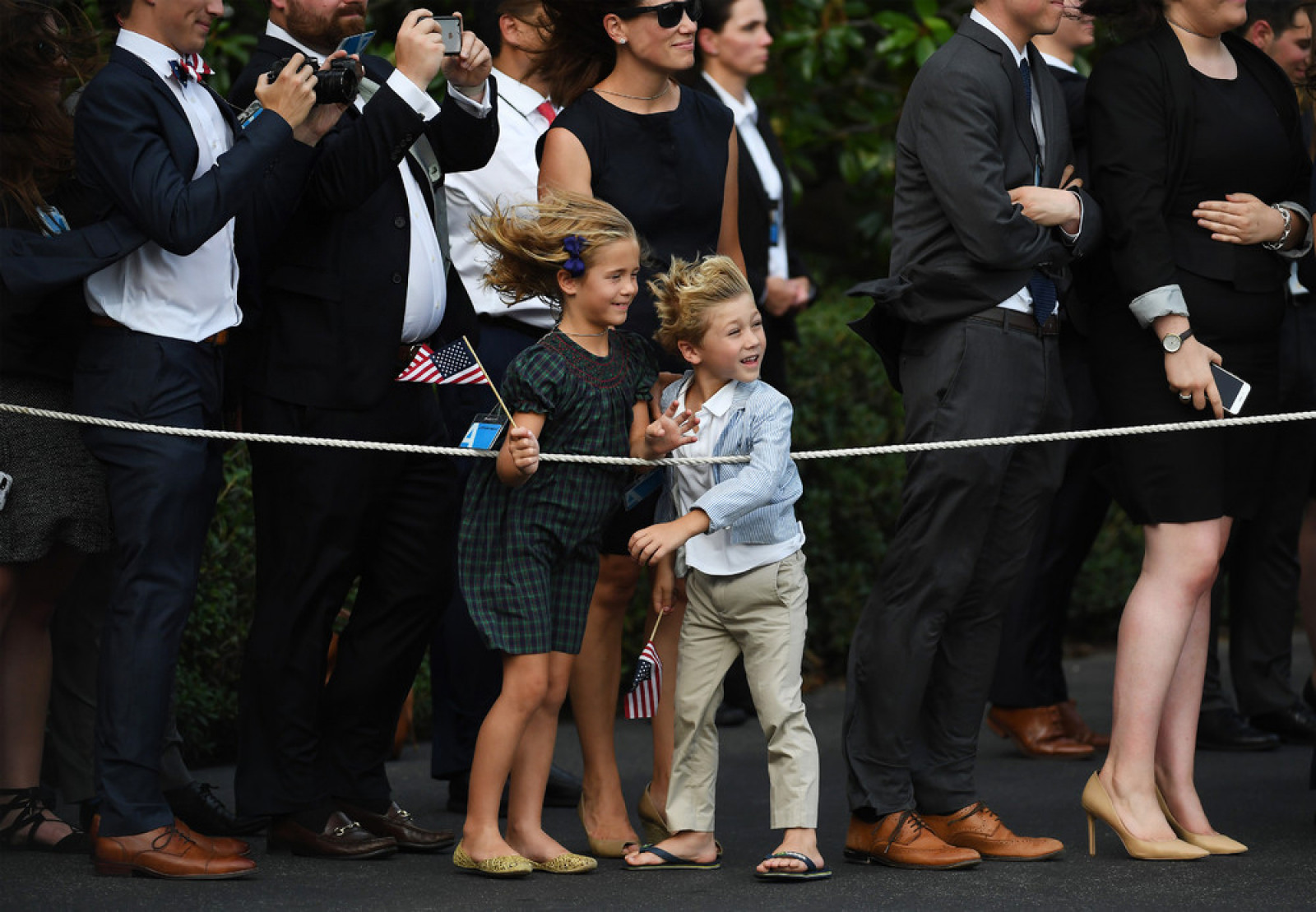Діти спостерігають як Дональд і Меланія Трамп залишають Білий дім для поїздки до Франції 12 липня 2017 року у Вашингтоні, округ Колумбія. (Photo by Matt McClain / The Washington Post)