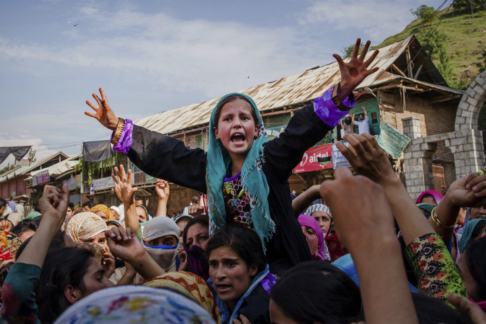 Дівчинка на похоронній процесії в Індійському Кашмірі, 21 липня 2017. (Photo by Dar Yasin / AP Photo)