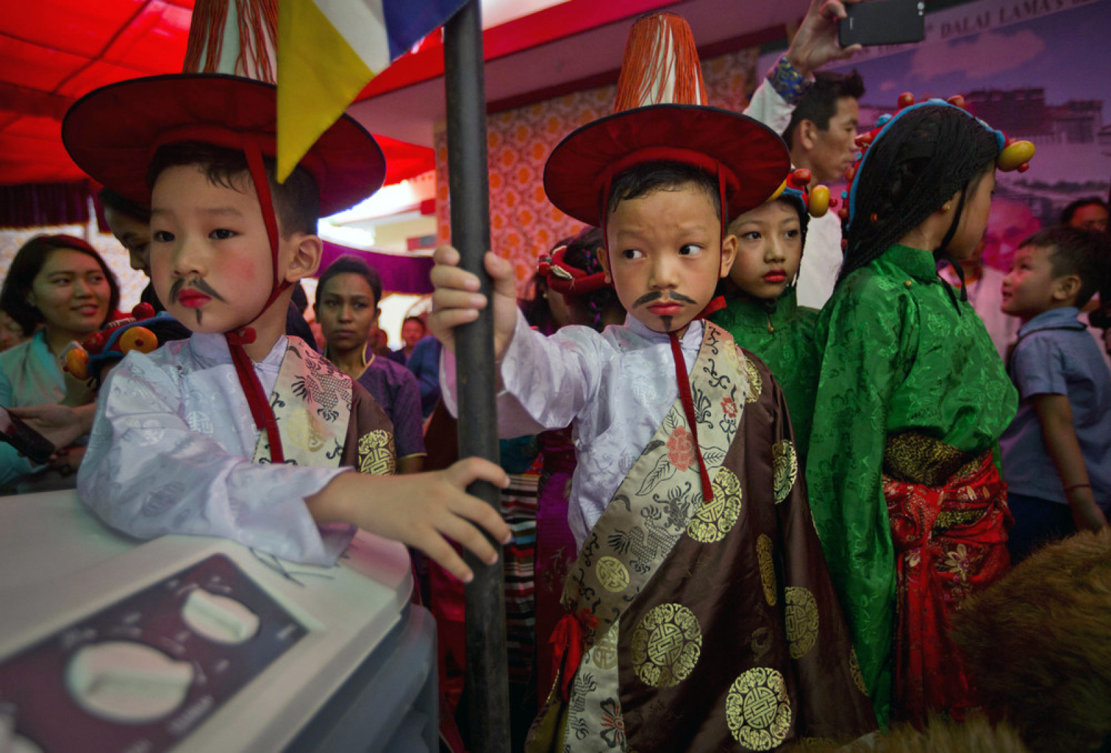 Діти святкують 82-й день народження духовного лідера Далай-лами в Тибетському поселенні в Нью-Делі, Індія, 6 липня 2017. (Photo by Manish Swarup / AP Photo)