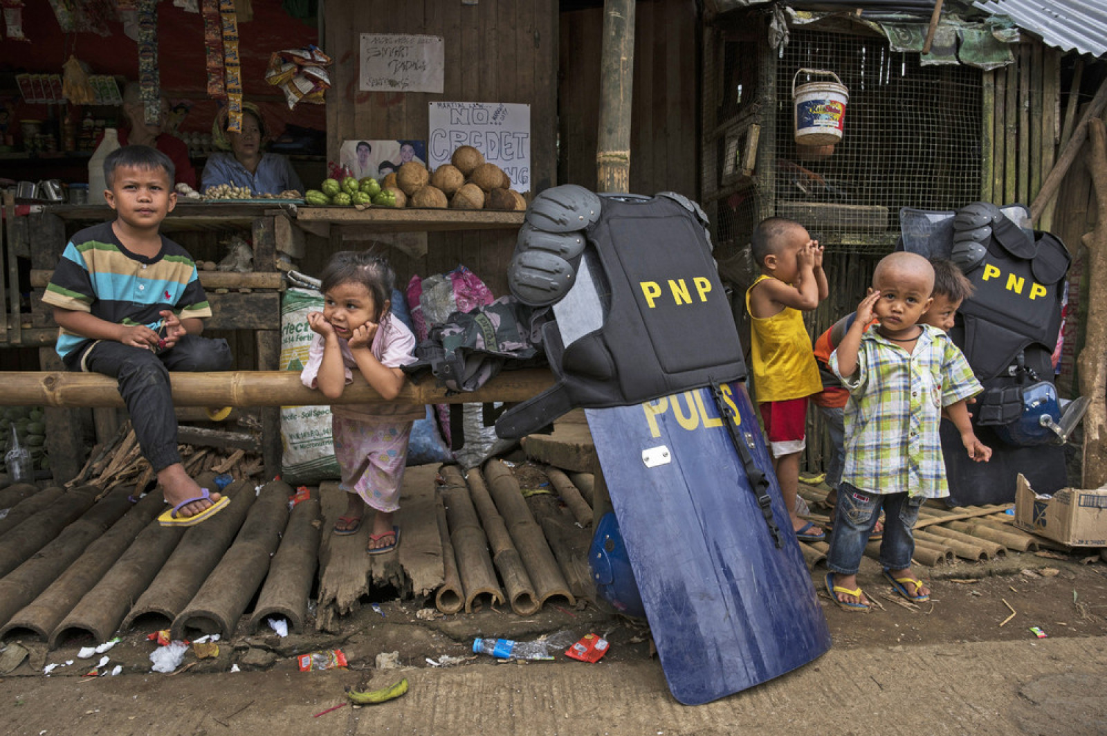 Діти грають на вулиці 4 липня 2017 року в Ланао-дель-Сур на півдні Філіппін. (Photo by Jes Aznar / Getty Images)