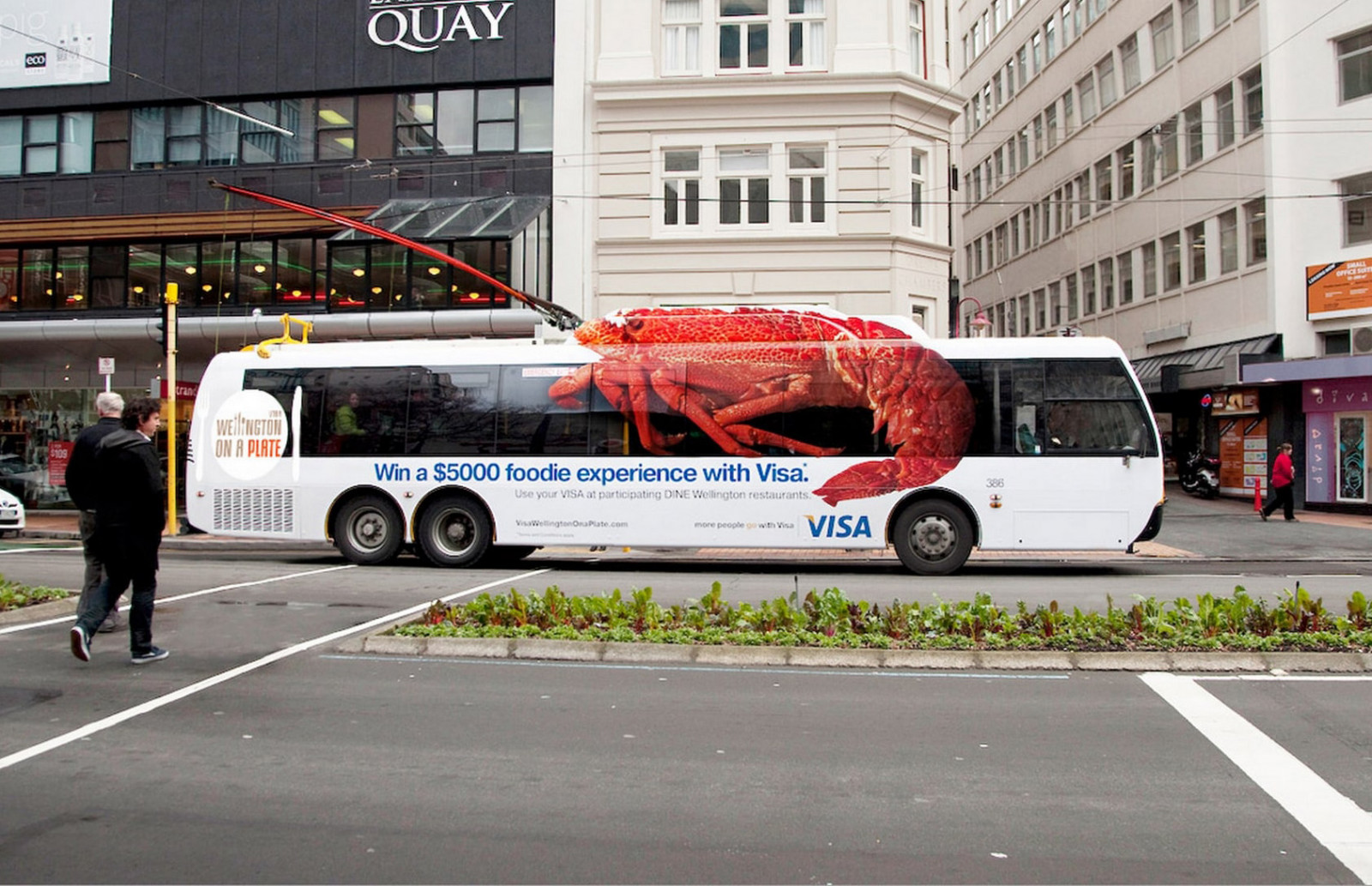 Реклама VISA у вигляді тролейбуса з величезним омаром, Нова Зеландія