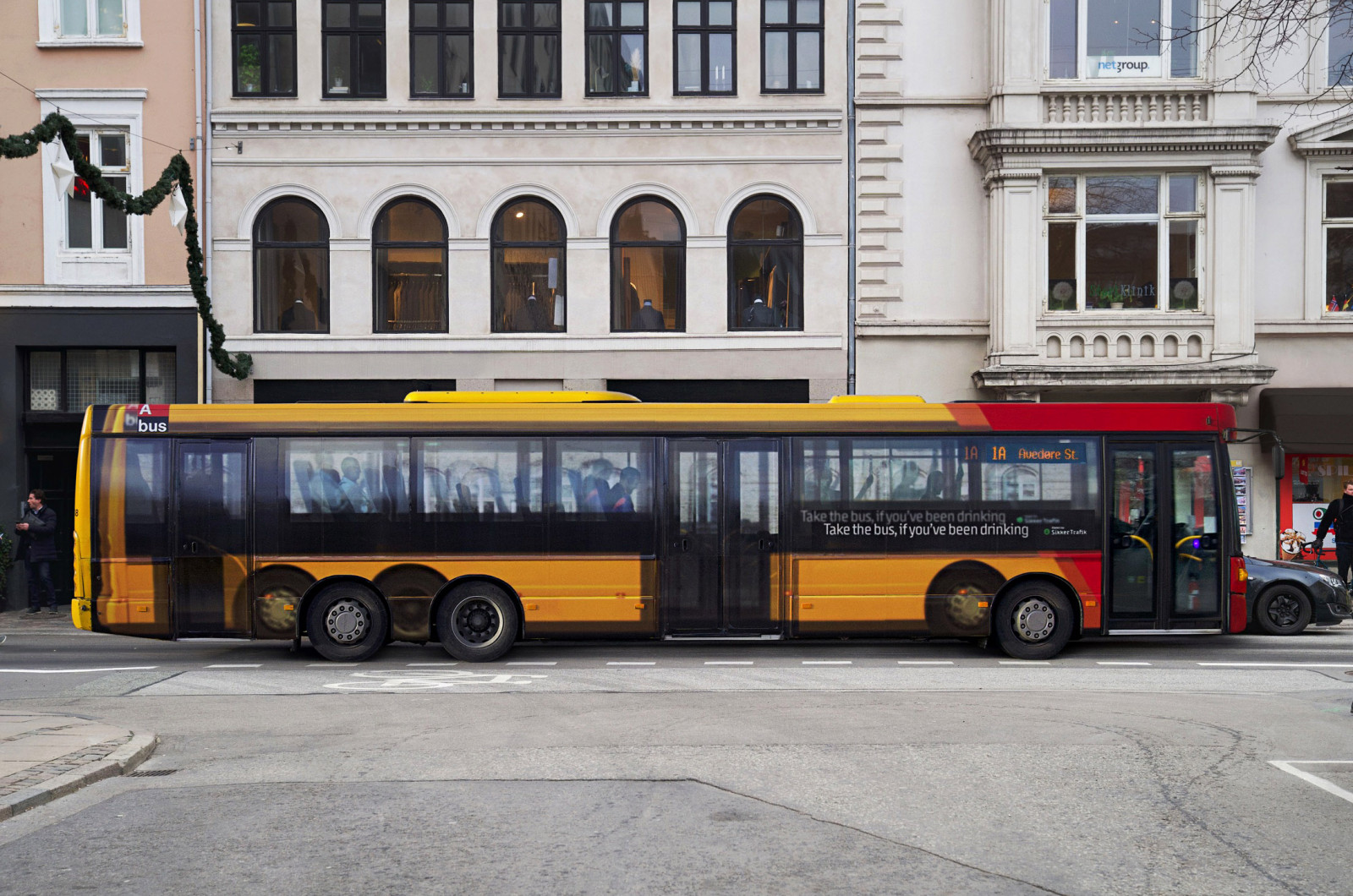 Соціальна реклама проти п'яного водіння, Копенгаген. Напис: "Якщо ви п'яні, краще сідайте в автобус".