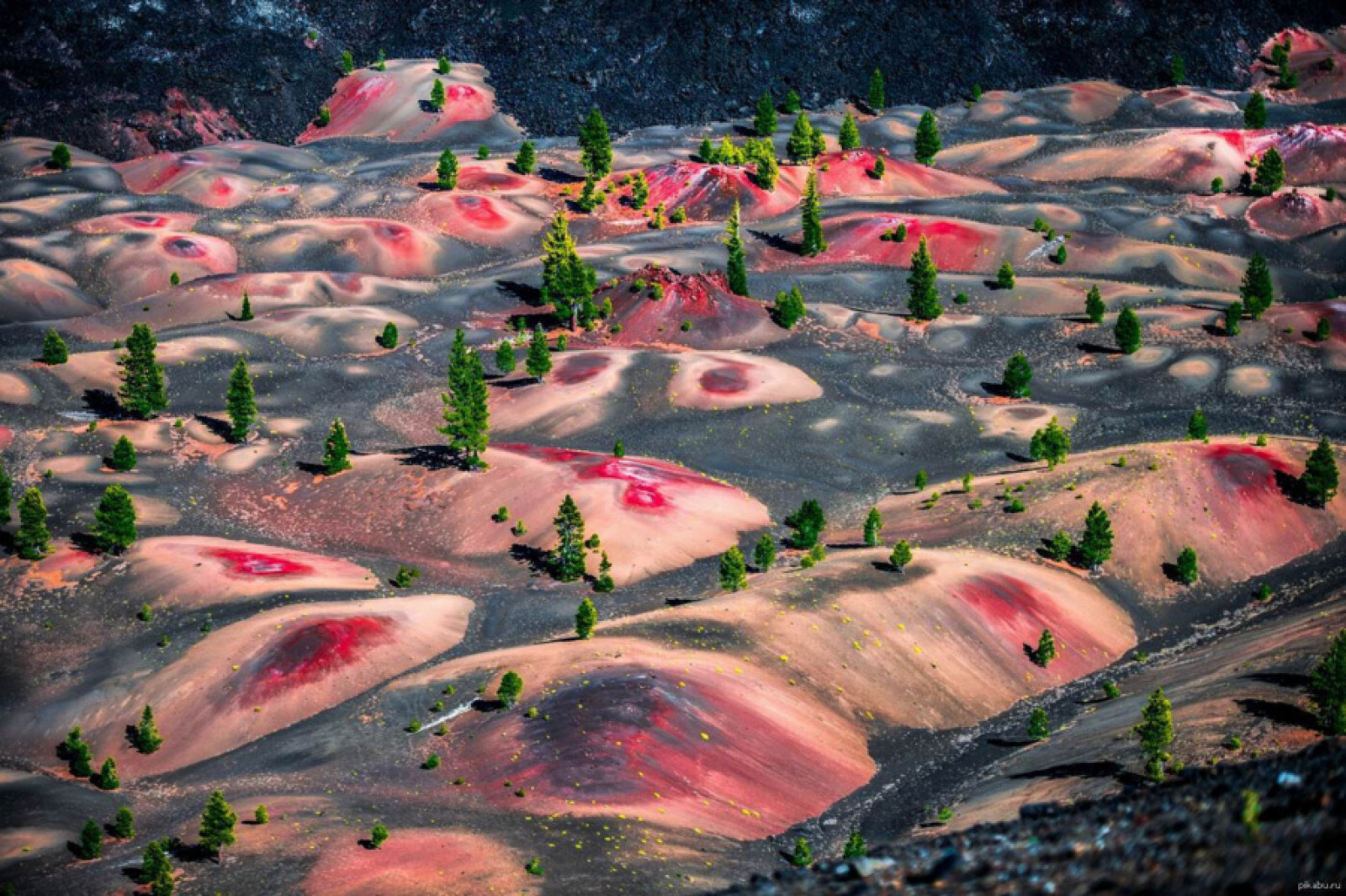 Удивительные места нашей планеты. Лассен Волканик национальный парк. Разноцветные дюны национального вулканического парка Лассен. Лассен-Волканик, Северная Калифорния, США.. Разноцветные дюны в парке Лассен США.