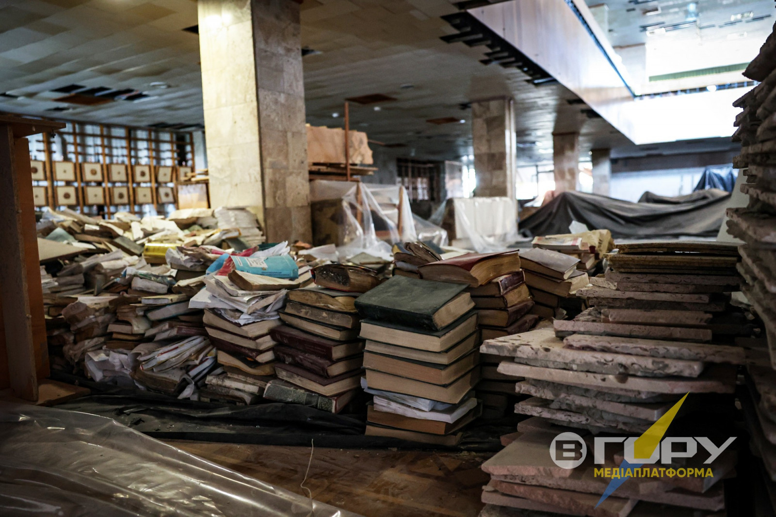 Наслідки пограбування та руйнування росіянами бібліотеки порахувати поки не можливо, головне для працівників – зберегти та законсервувати те, що залишилося.