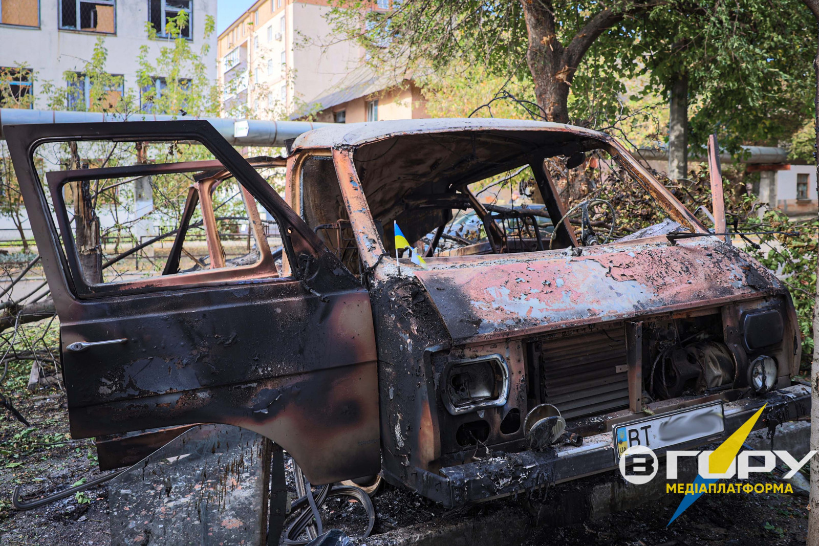 Також, у Херсоні горіли житлові та багатоквартирні будинки, автомобілі й торговельний ряд на одному з ринків.