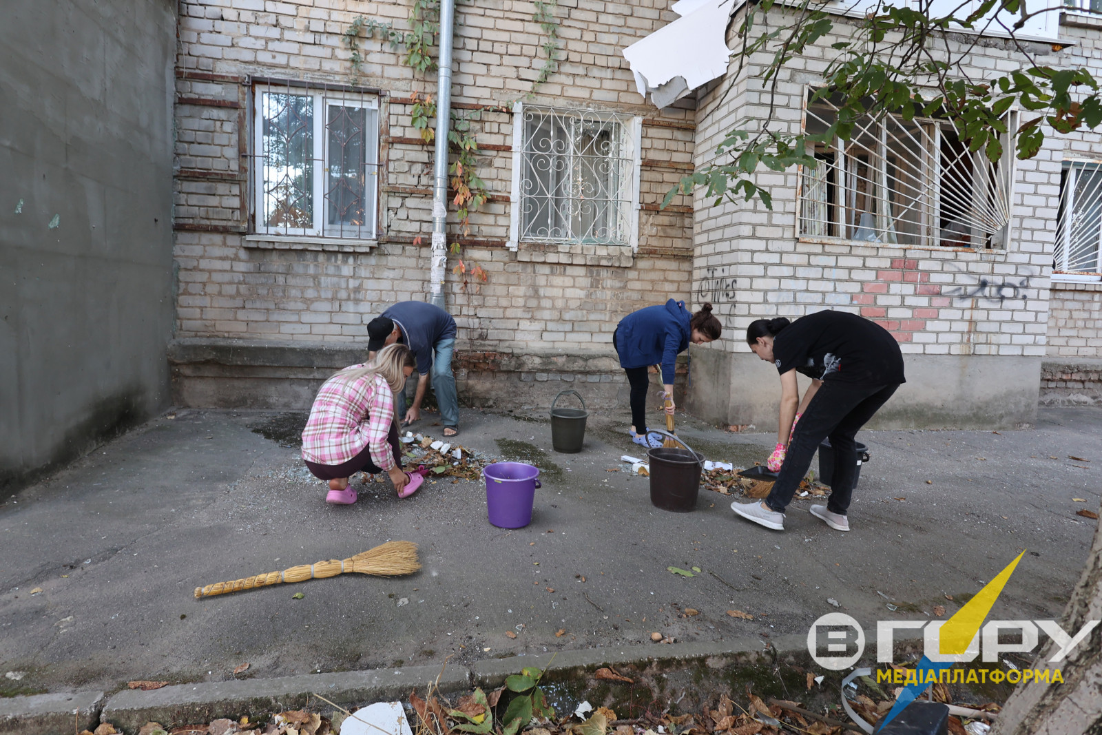 Ранок херсонців почався з прибирання уламків скла та каміння.