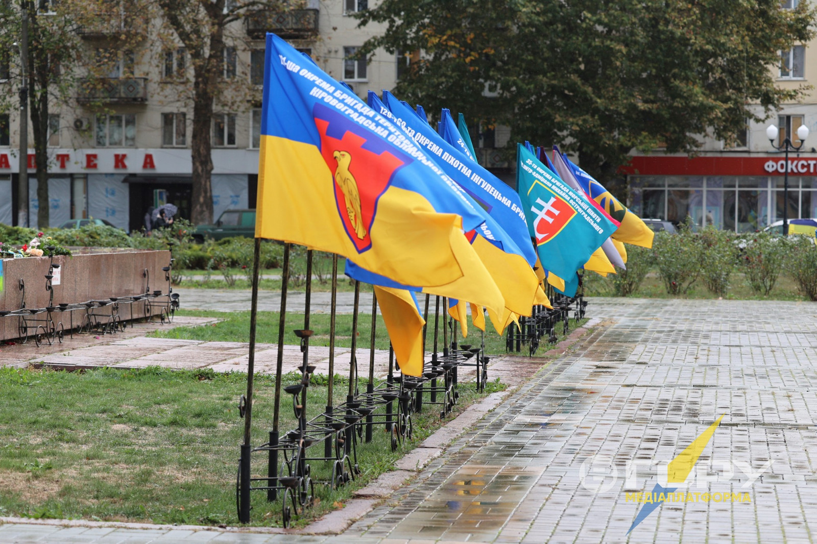 На площі Свободи розмістили 24 прапори підрозділів Сил оборони, які звільнили правобережну Херсонщину.